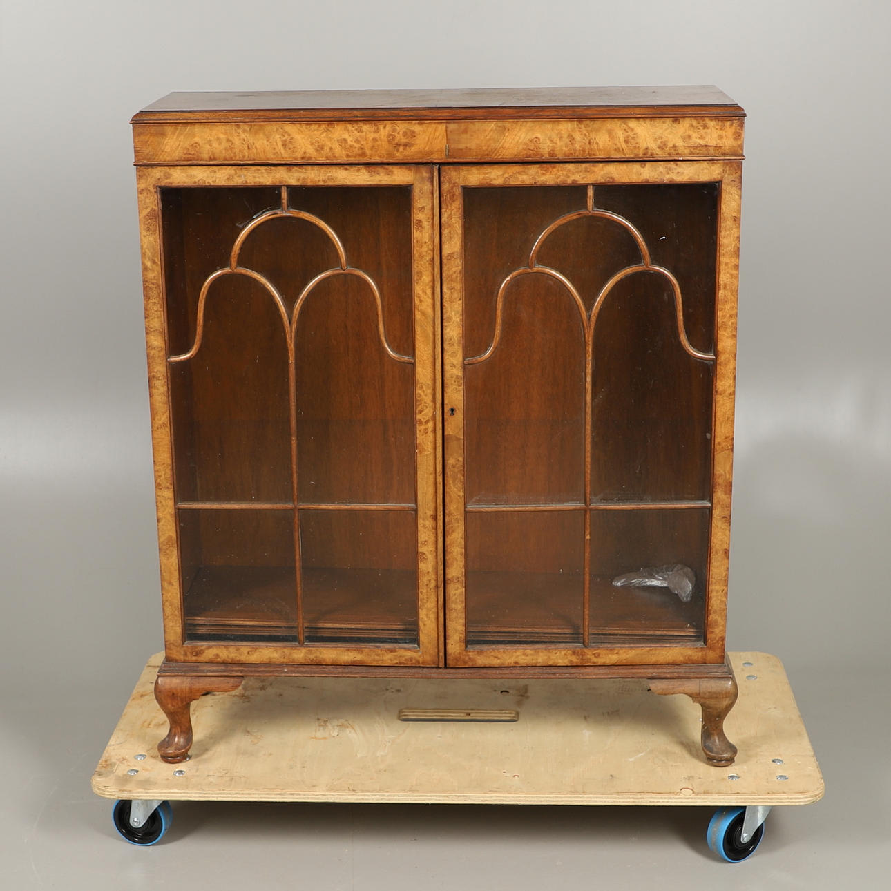 ETT VITRINSKÅP AV VALNÖT.