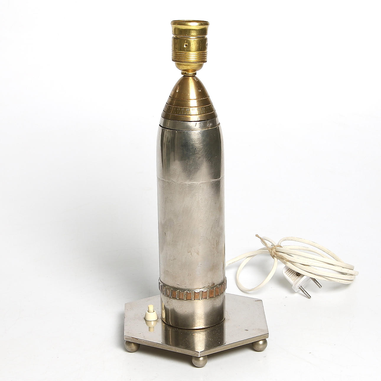 BORDSLAMPA av GRANAT, stål och mässing. 1900-talets första hälft.