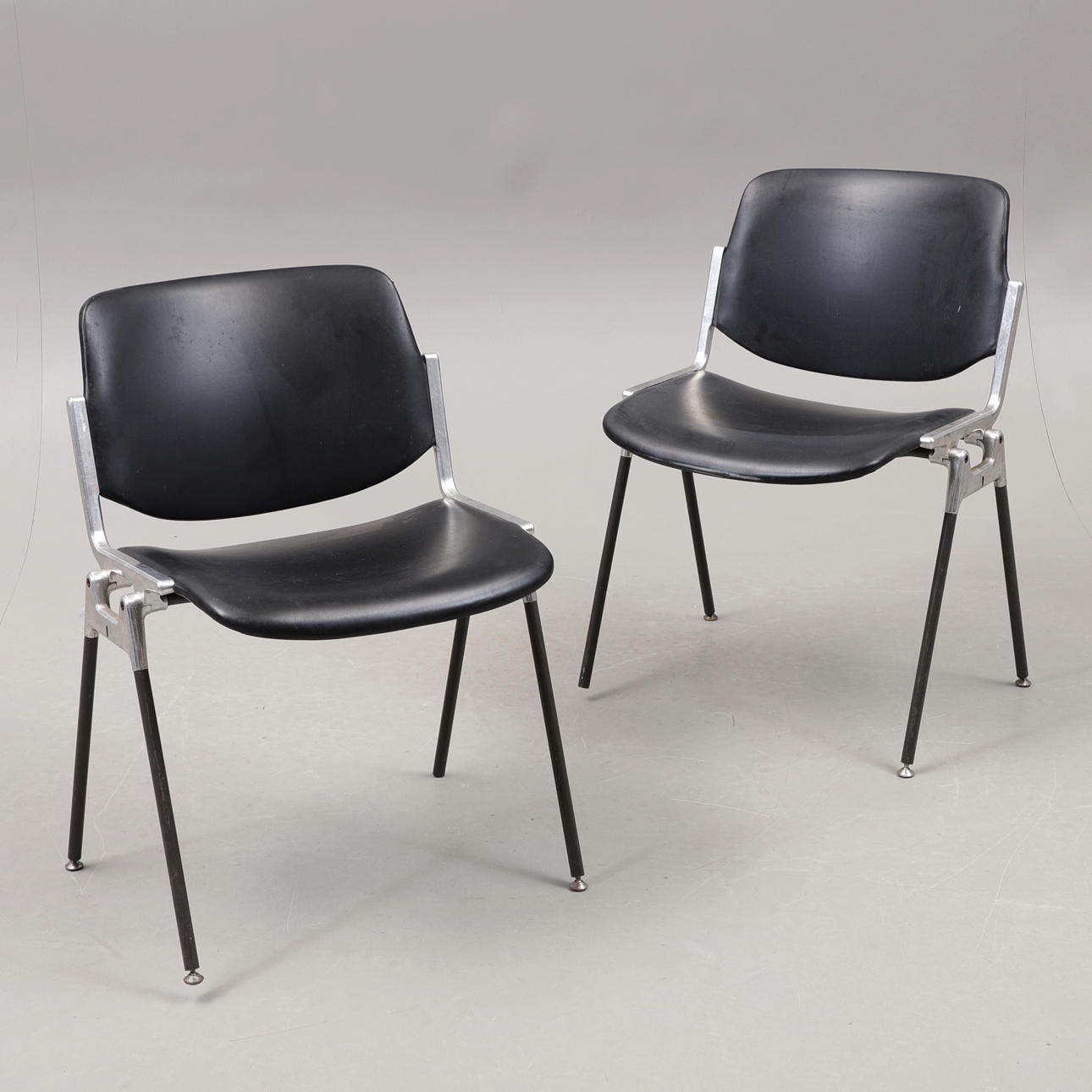 GIANCARLO PIRETTI. Ein Paar Stühle, Modell „DSC 106", Castelli.