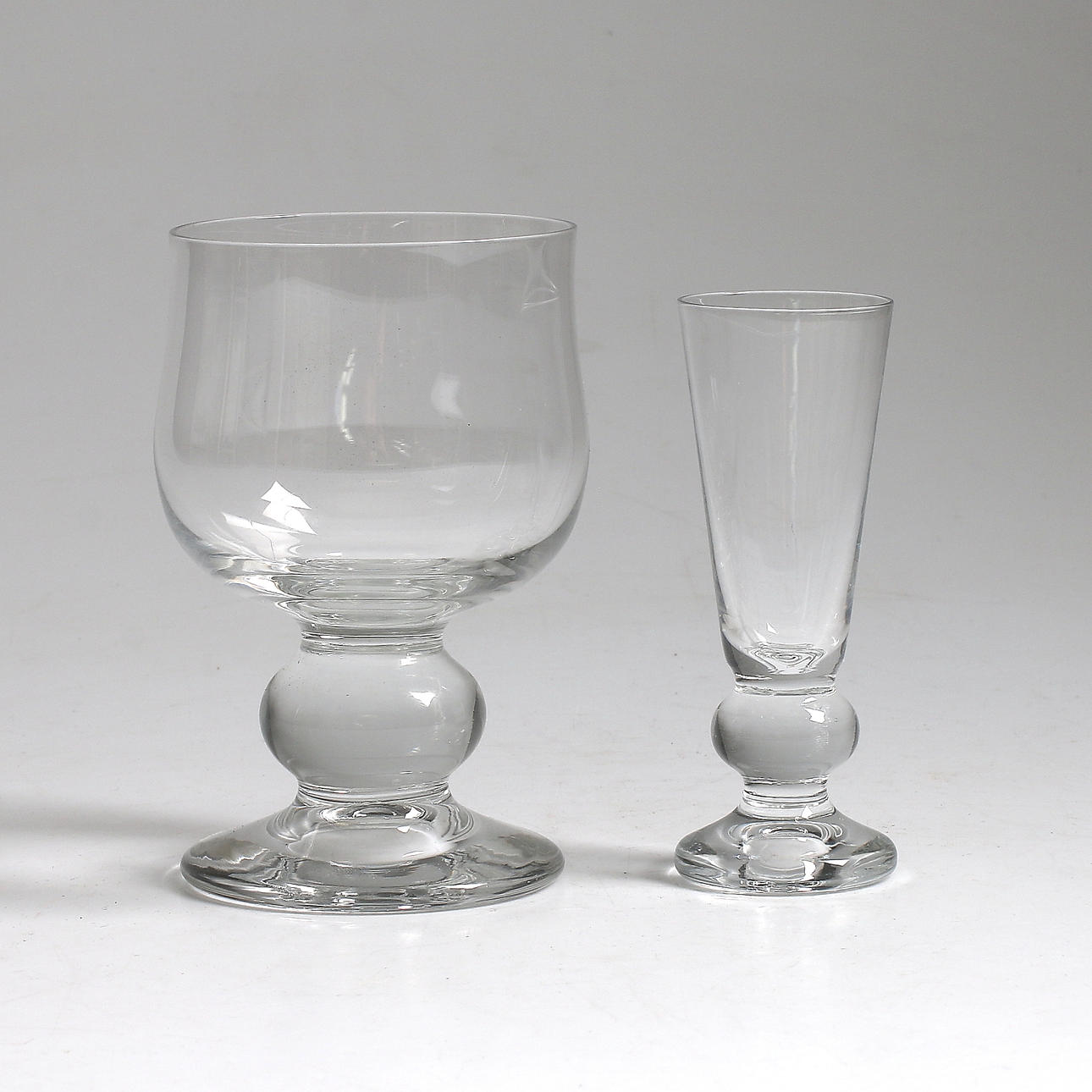 ÖLGLAS samt SNAPSGLAS, 23 delar, Orrefors, 1900-talets andra hälft.