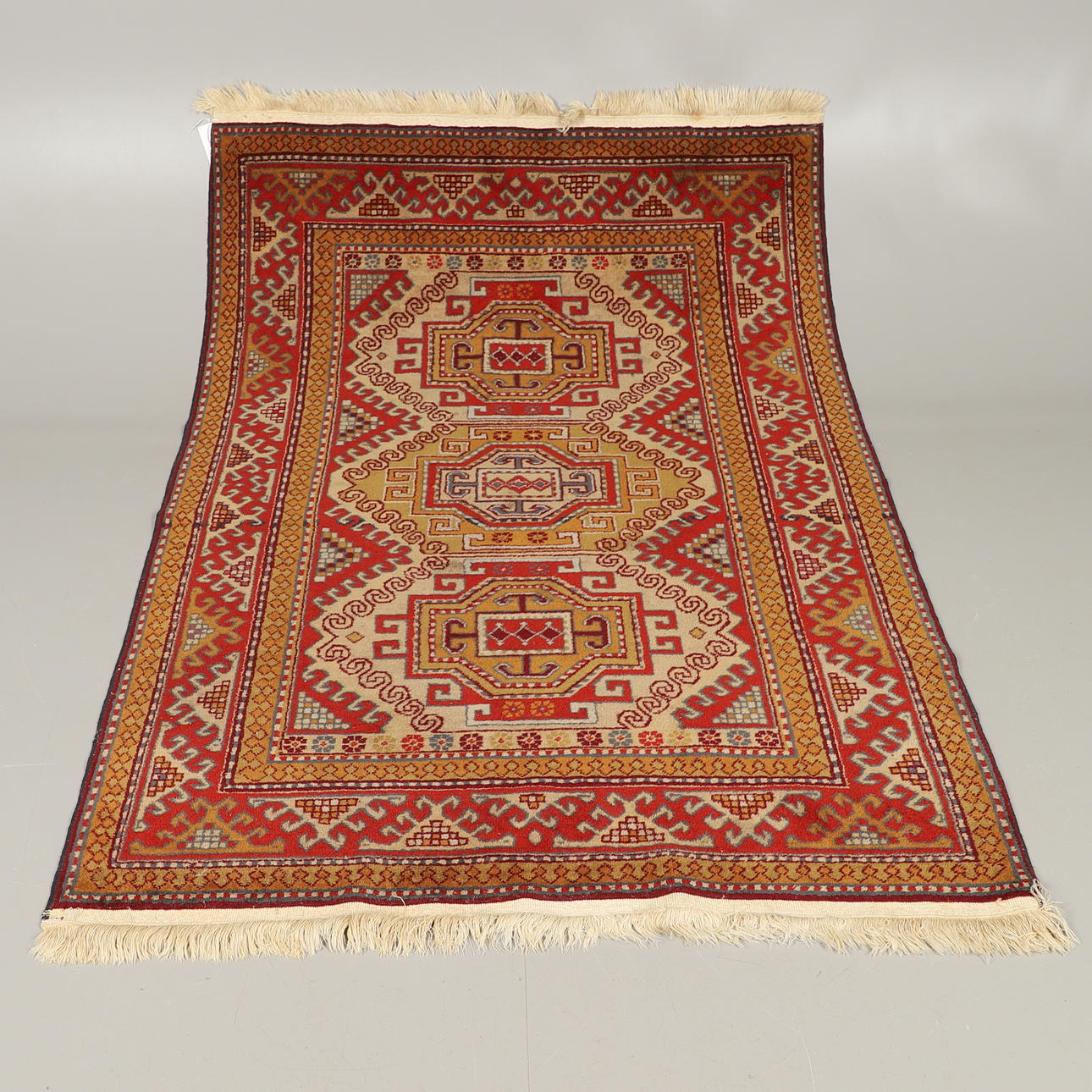 EN KAUKASISK DESIGNMATTA.