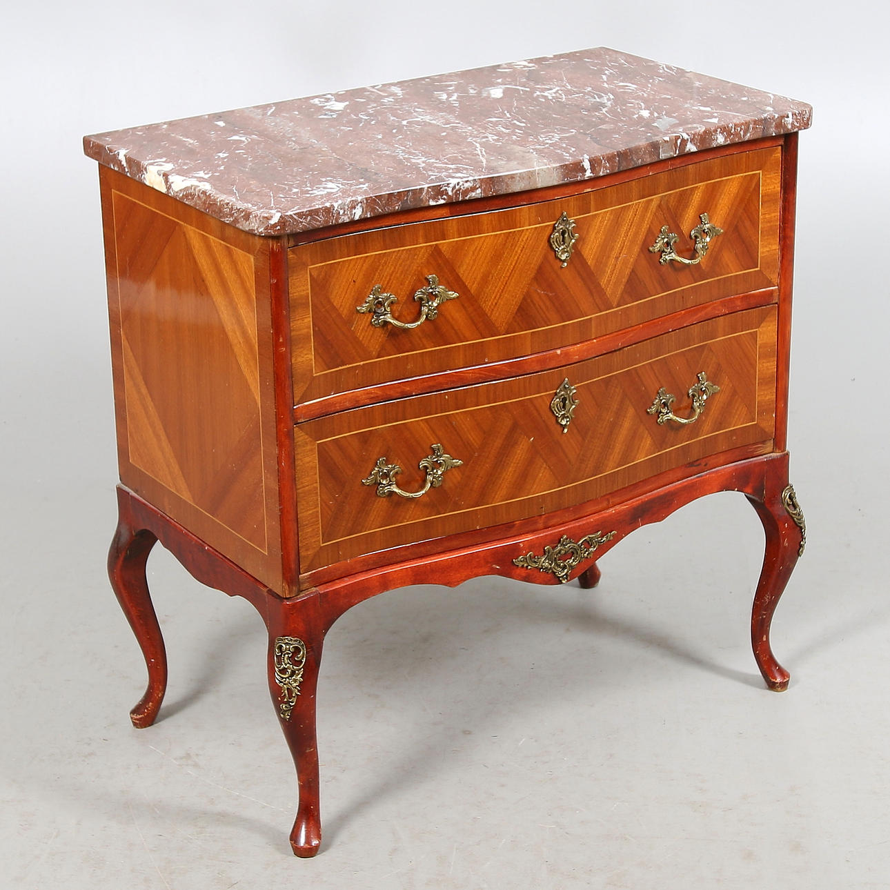 BYRÅ, rokokostil. 1900-tal.