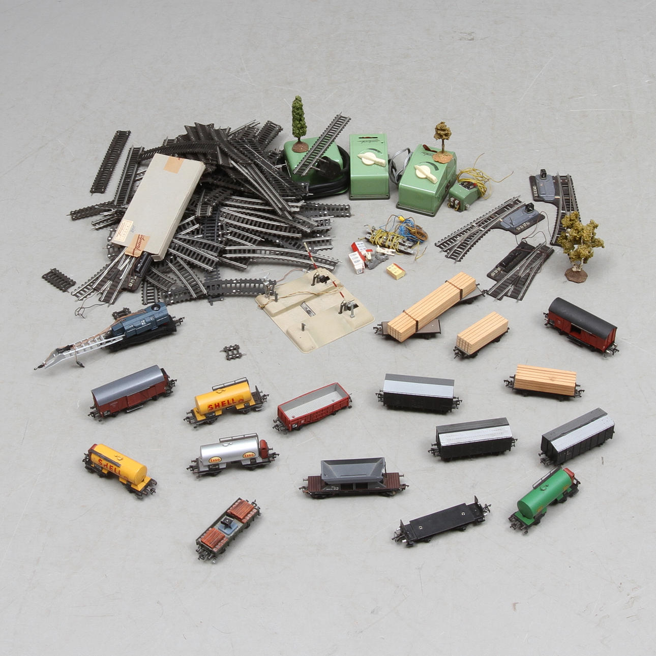 MODELLTÅG FLEISCHMANN och LILIPUT cirka 15 vagnar, räls, växlar med mera.