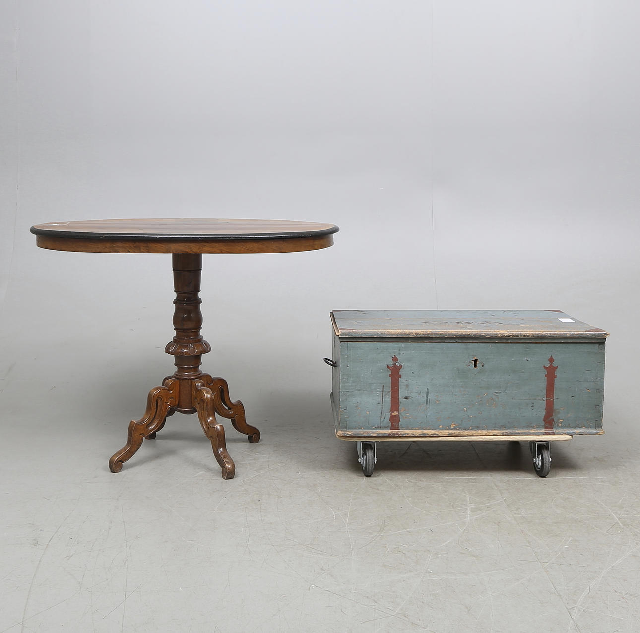 KISTA samt SALONGSBORD.