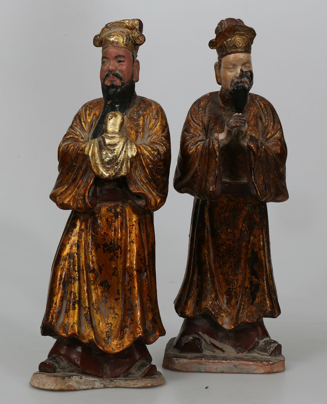 FIGURINER, lergods, delvis förgyllda, 2 stycken, Kina, 1800-1900-tal.