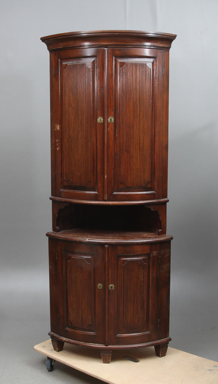 HÖRNSKÅP, sengustaviansk 1800-tal.