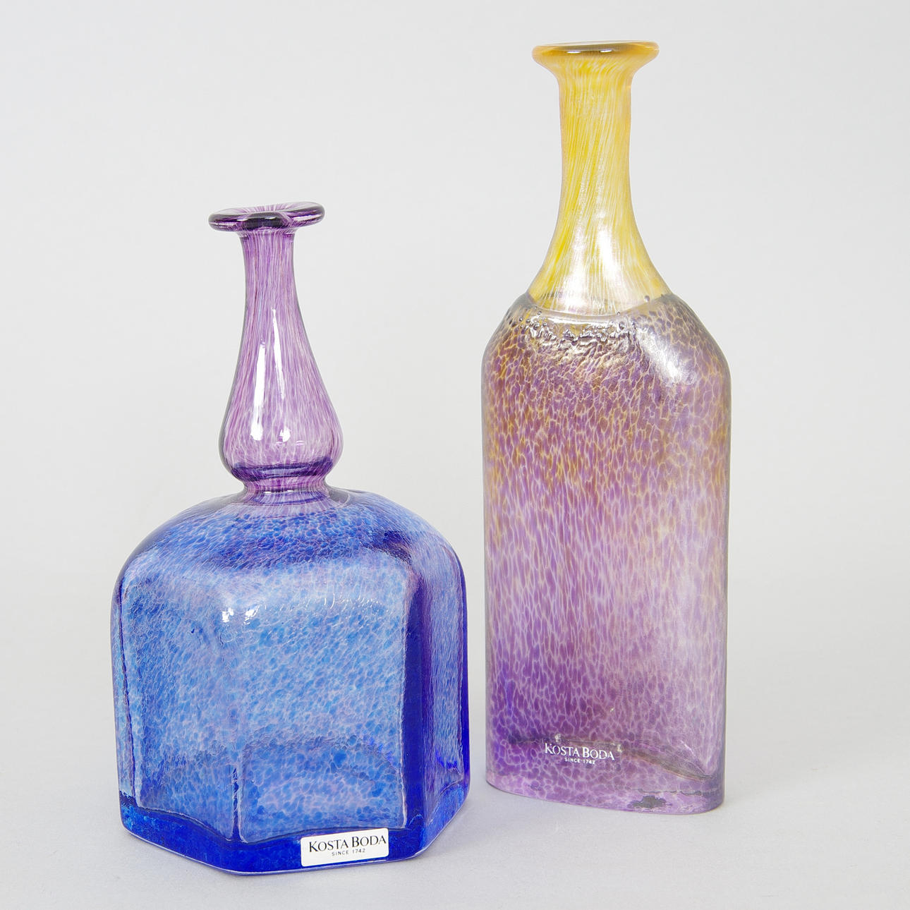 FLASKOR, 2 stycken, konstglas, Bertil Vallien, Kosta Boda.
