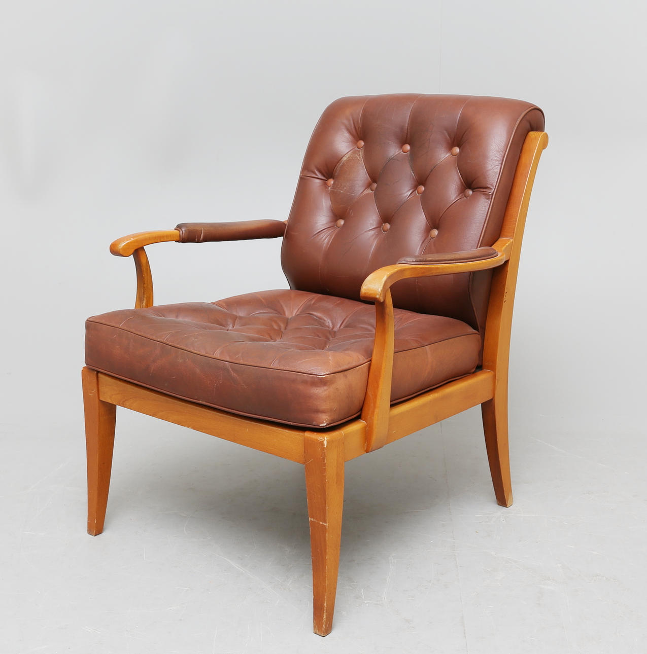 KARMSTOL, trä, skinn, 1900-talets andra hälft.