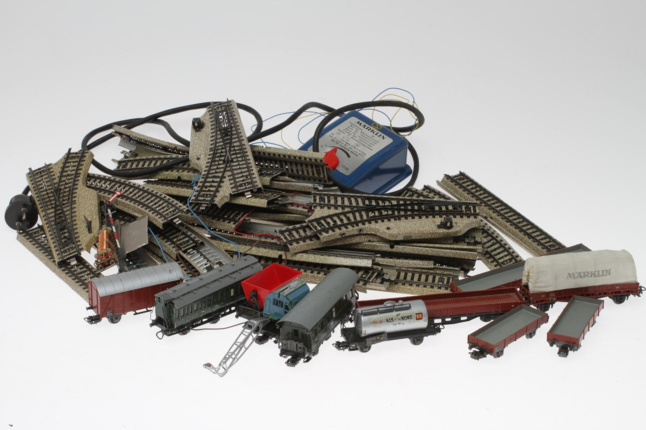 MODELLTÅG MÄRKLIN 10 vagnar, räls, växlar med mera.
