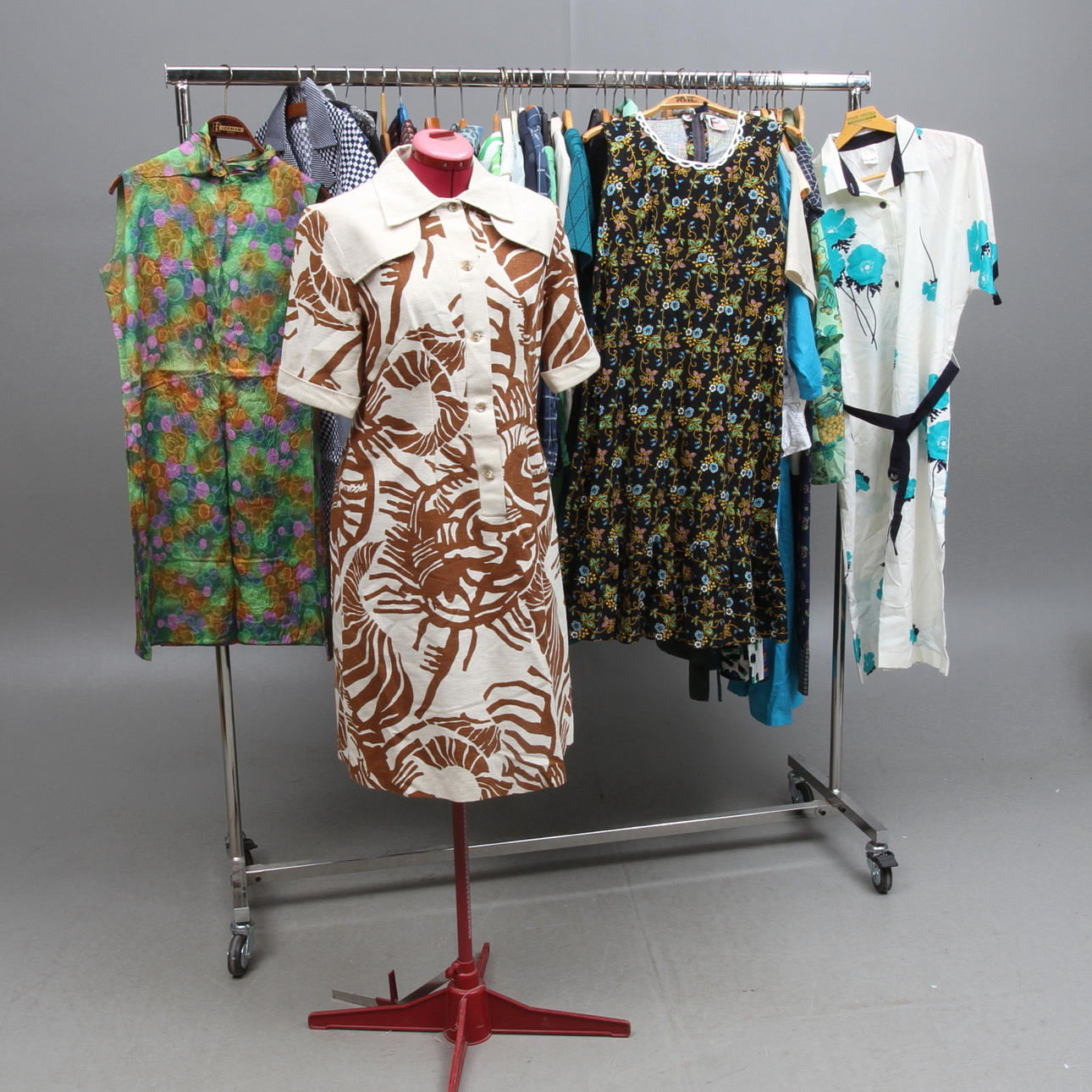 KLÄNNINGAR, 18 st, BLUSAR/ÖVERDELAR, 20 st, KJOLAR, 3 st, DRÄKT, KAPPA samt KAVAJ.