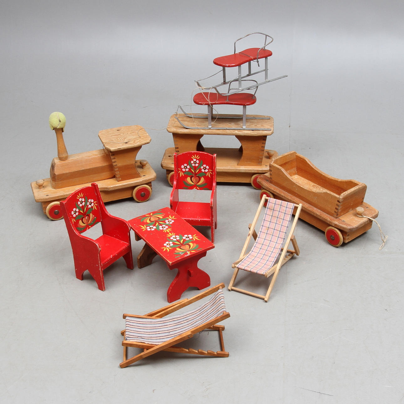 TRÄLEKSAKER Lok med vagnar, vilstolar, kälkar med mera.