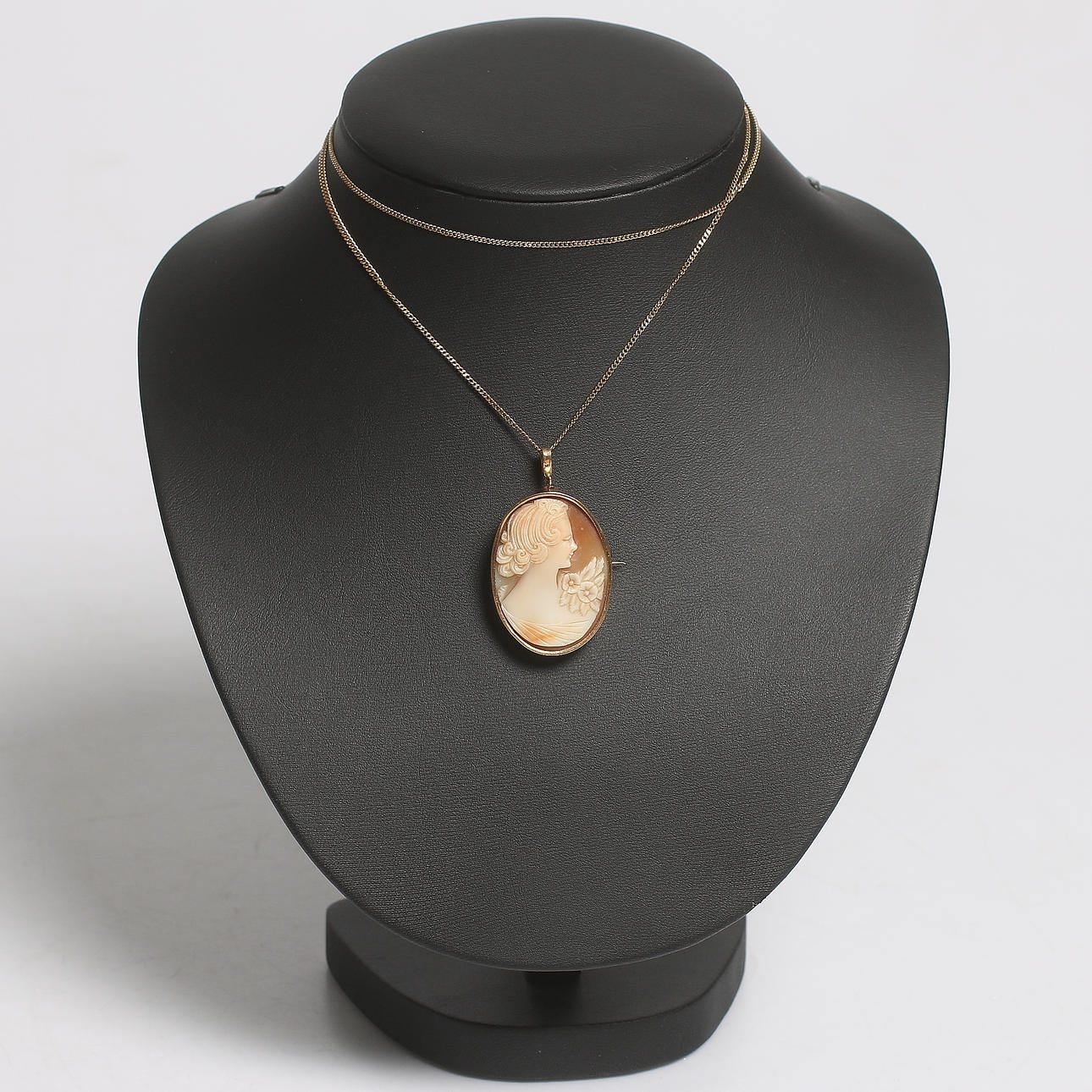 HÄNGE/BROSCH med KEDJA, 18k guld, Gustaf Löfgren, Stockholm, 1927. Bruttovikt 13 gram.