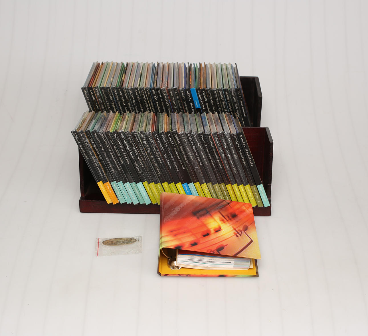 KLASSISKA KOMPOSITÖRER, CD skivor och ställ.