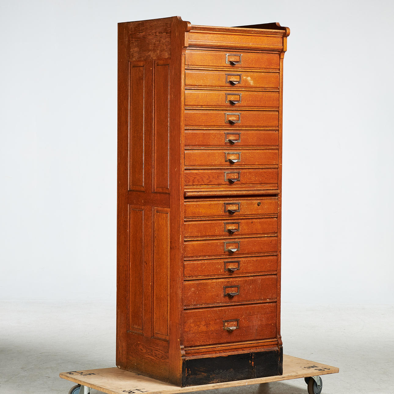 ARKIVHURTS, oak, 20th century, maple clasp.