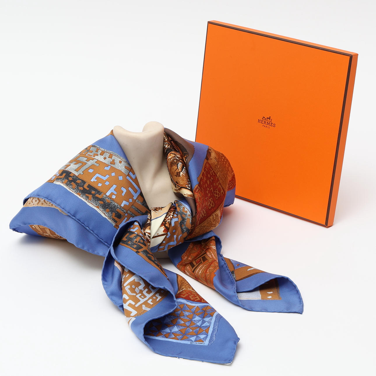 HERMÈS, huivi ”Persona”, Paris.