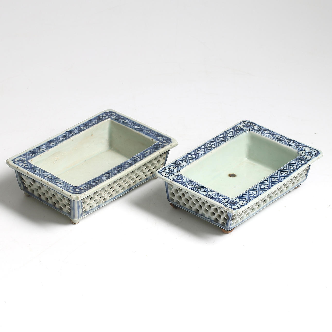 BONSAIKRUKOR, ett par, porslin, Kina. 18/1900-tal.