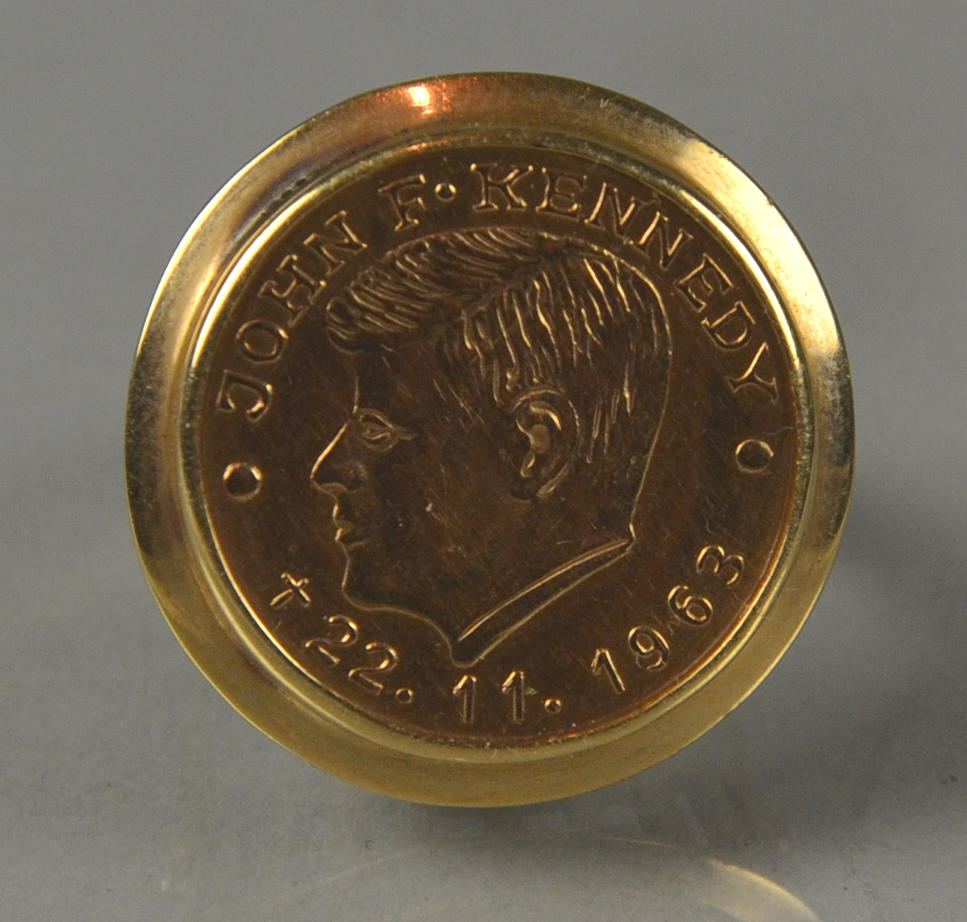 585 GULDRING MED KENNEDY MYNT.