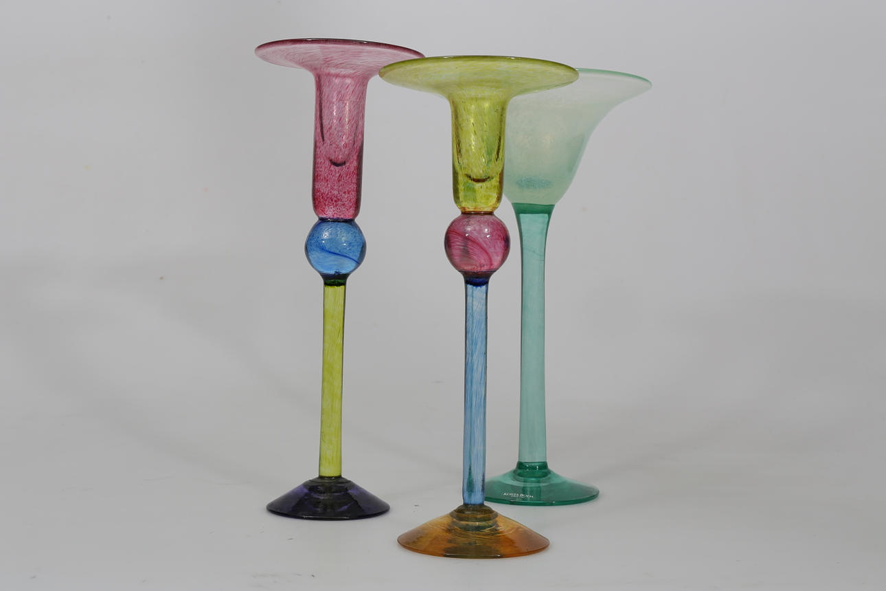 SKÅL PÅ HÖG FOT OCH LJUSSTAKAR, glas, 3 delar, 1900-talets andra hälft.