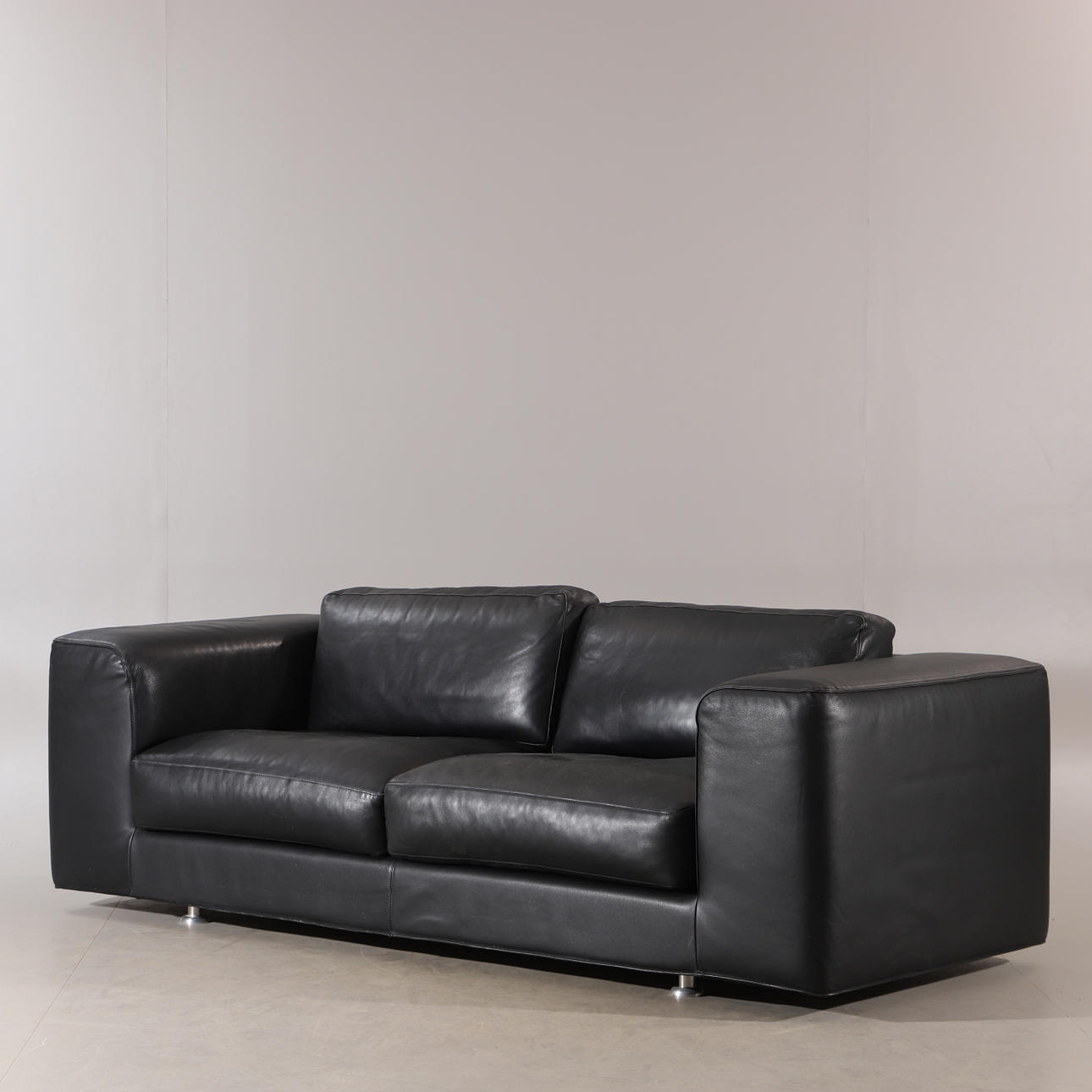 SOFÁ de piel negra, diseño moderno.