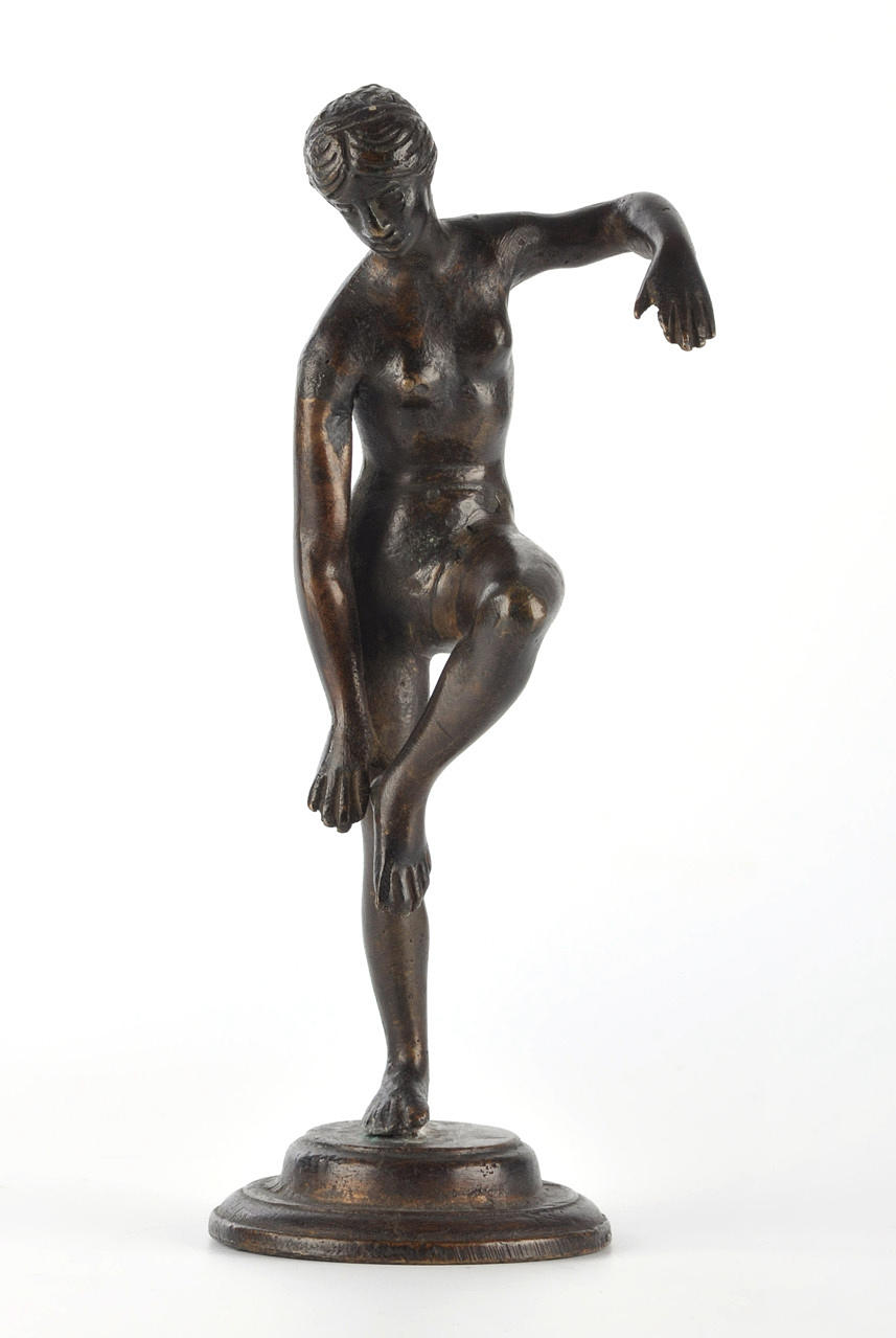 KLEINBRONZE. Kvinnlig naken; kvinna efter bad.