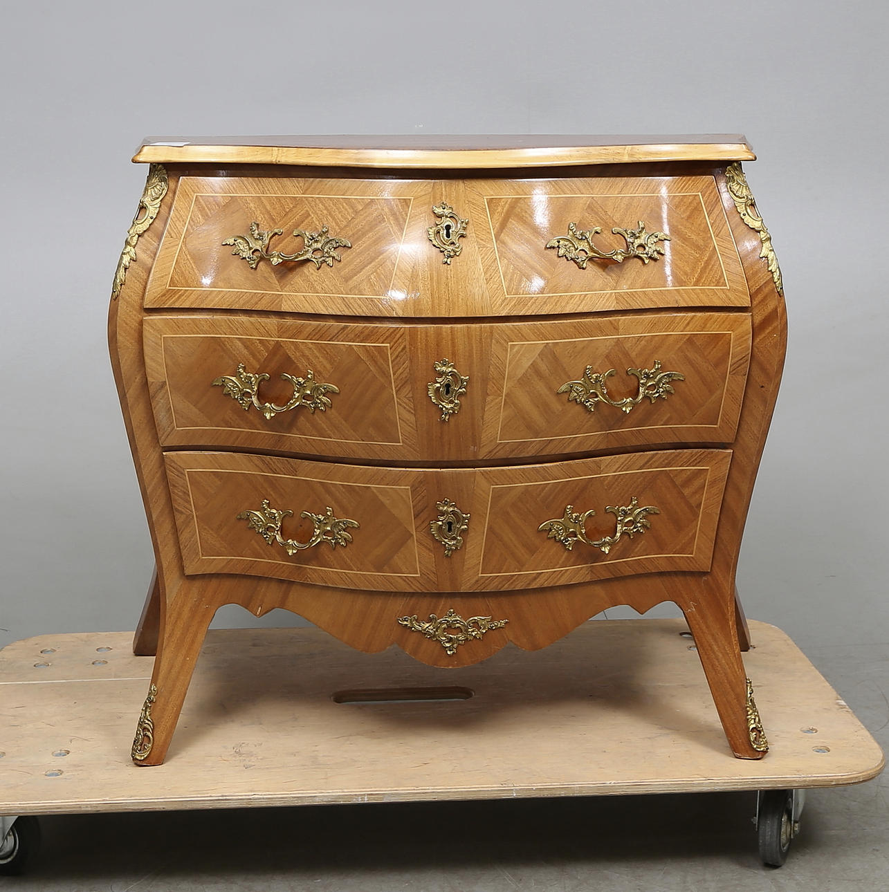 BYRÅ, Rokokostil, 1900-talets mitt.