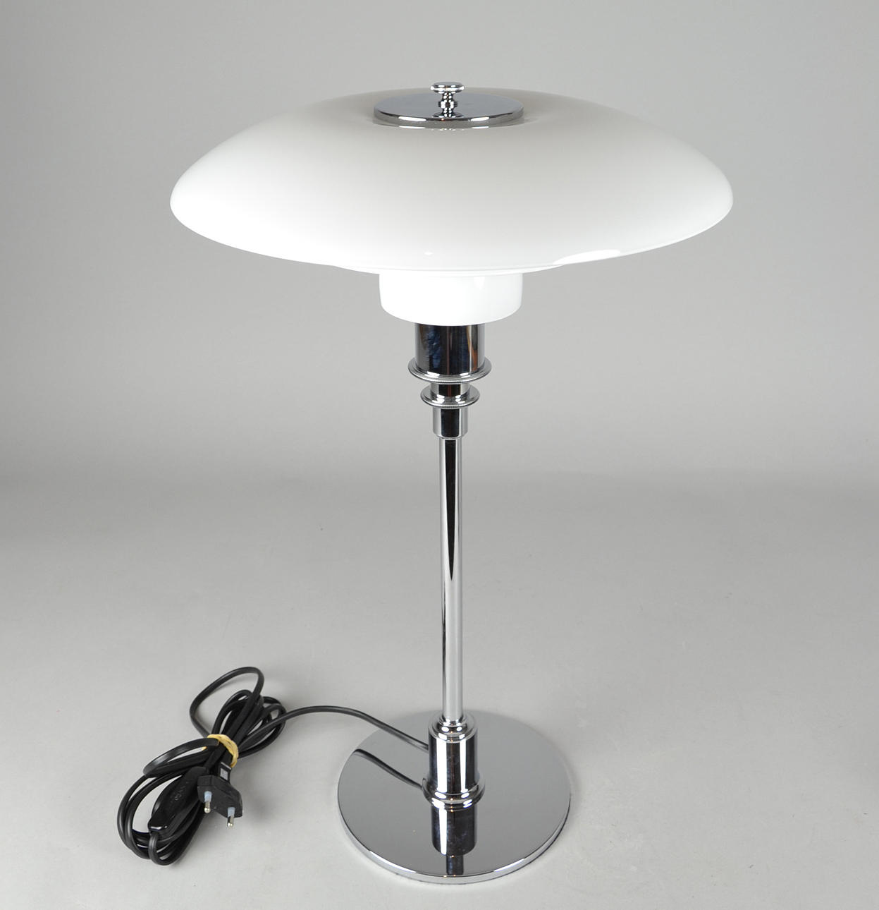 POUL HENNINGSEN. PH 3/2 TISCHLAMPE.