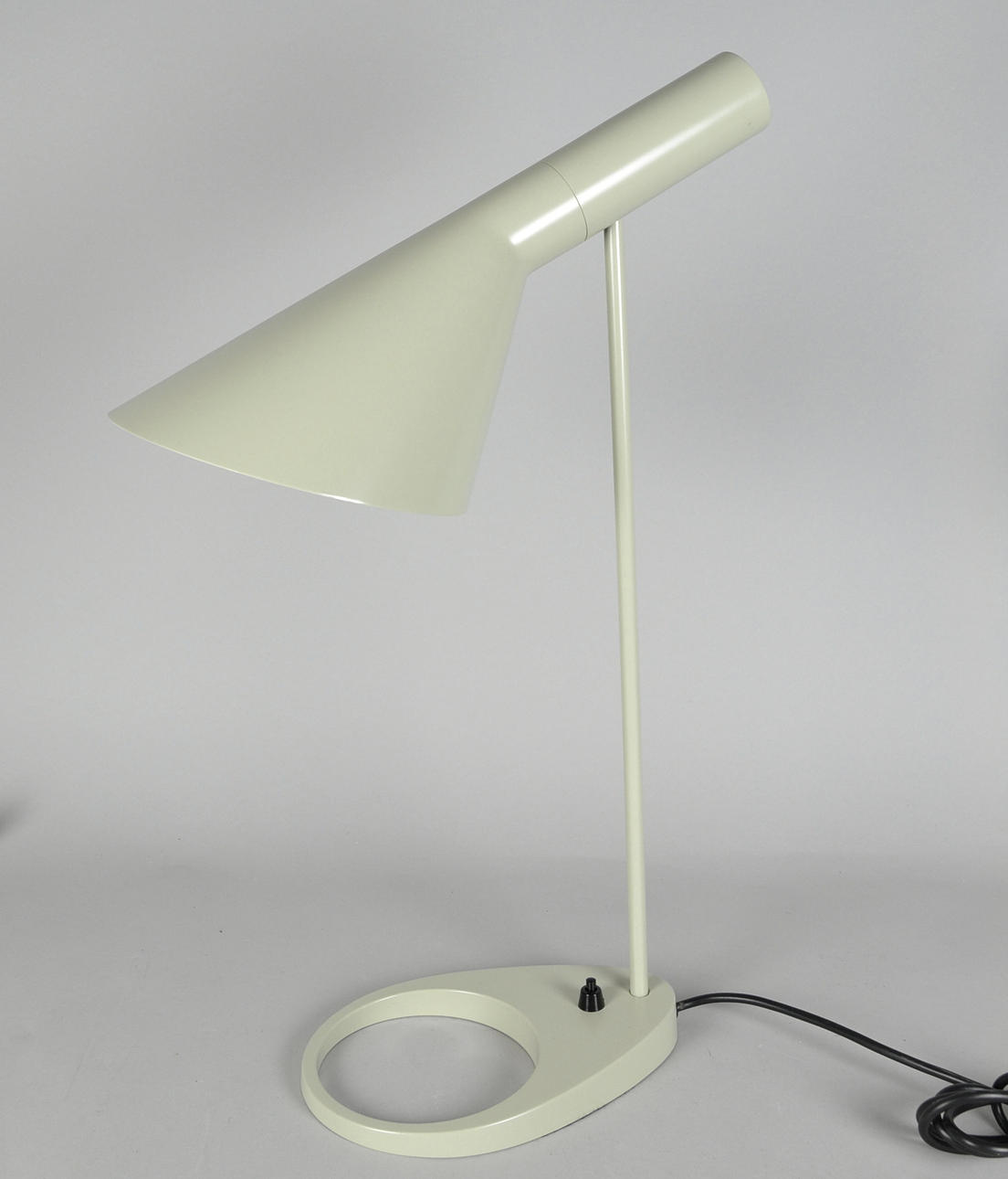 ARNE JACOBSEN. AJ BORDSLAMPA.