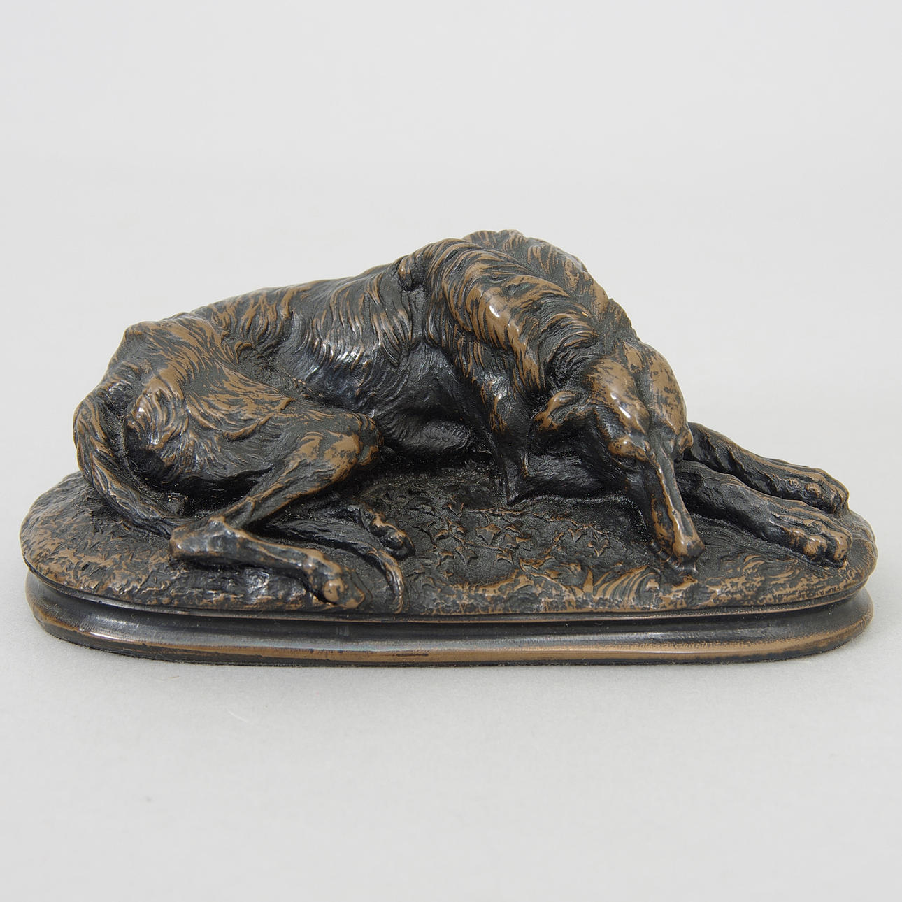 SKULPTUR, liggande hund, brons, tidigt 1900-tal.