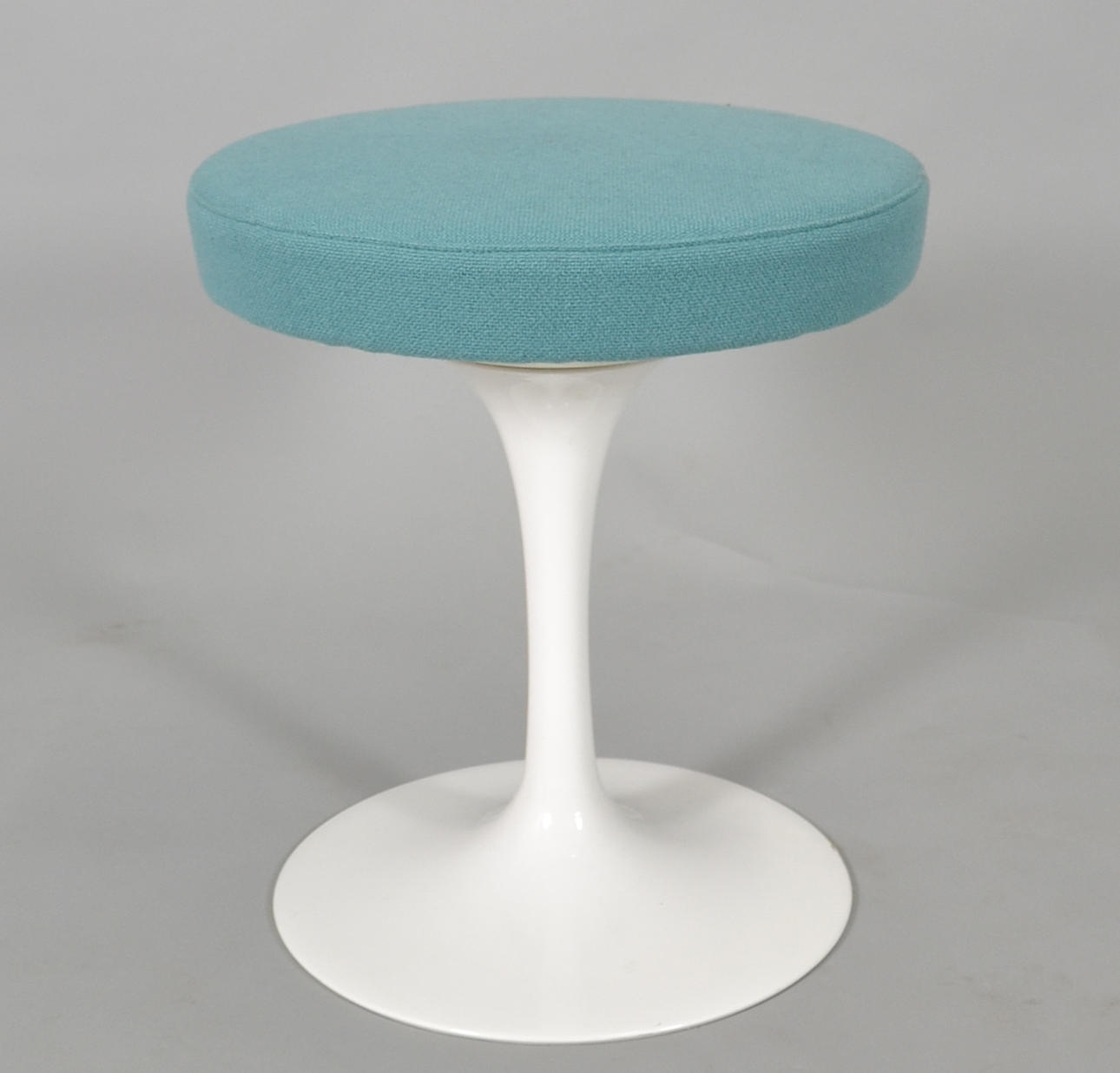 EERO SAARINEN. TULPAN PALL FÖR KNOLL.