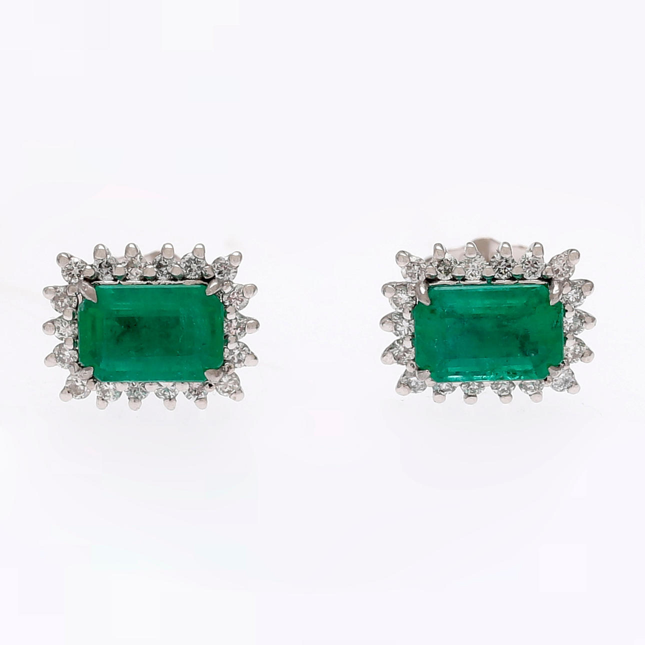 Smaragd- och diamantörhängen.