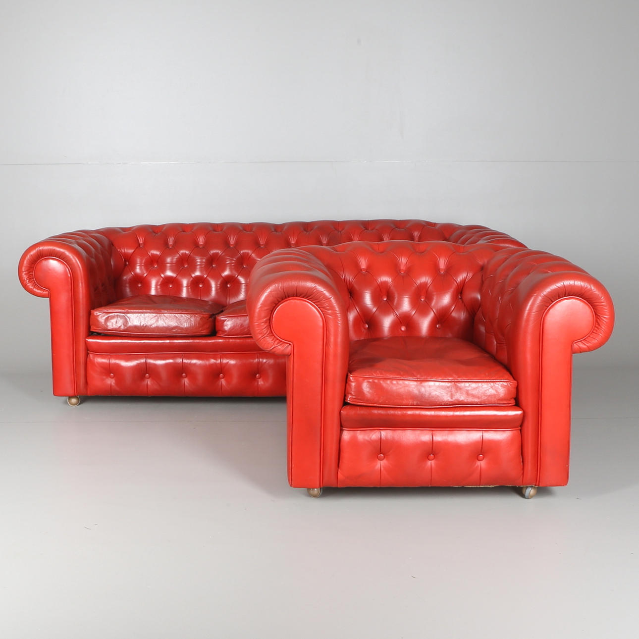 SOFFA OCH FÅTÖLJ, Chesterfield-modell, Artistic Upholstery Limited, England, 1900-talets senare hälft.