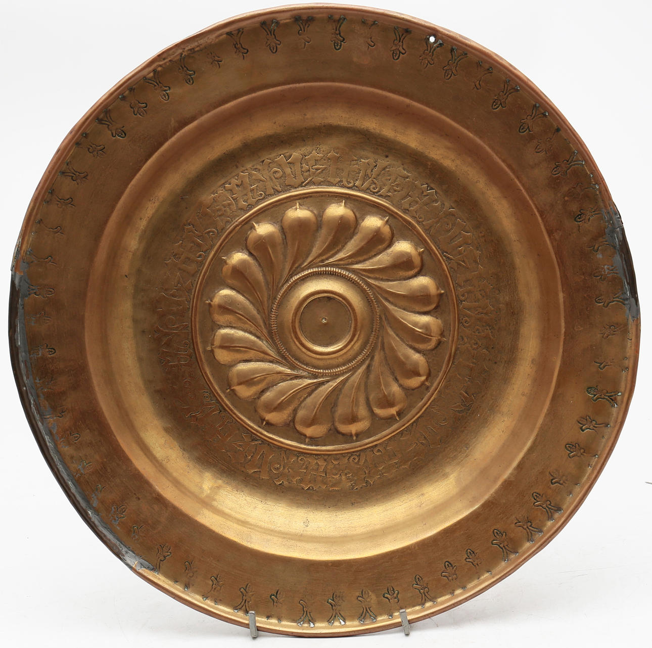Dinand- oder Nürnberger Teller aus Messing, 16. Jahrhundert.