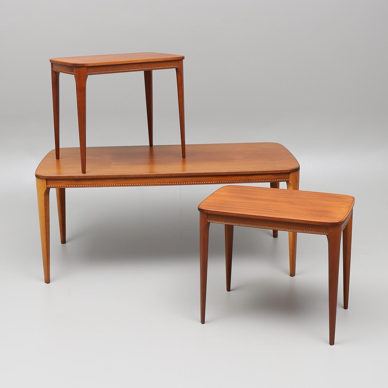 SOFFBORD samt paret LAMPBORD, 1900-tal.