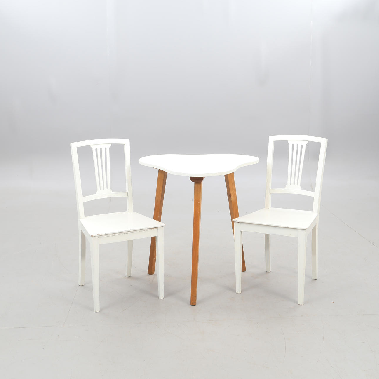 BORD med två stolar.