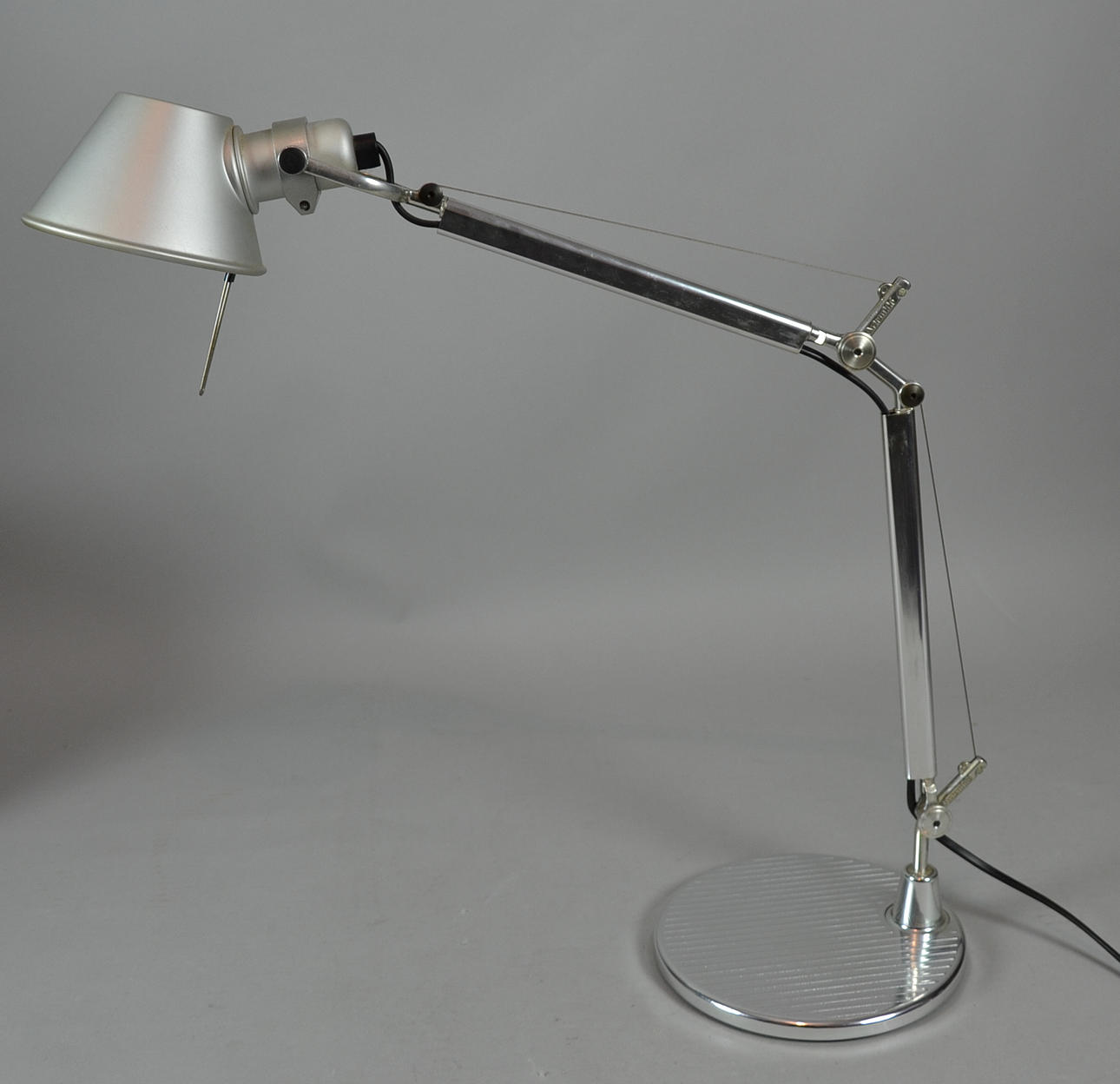 MICHELE DE LUCCHI U. GIANCARLO FASSINA. ARTEMIDE MICRO TAVOLO BORDSLAMPA.