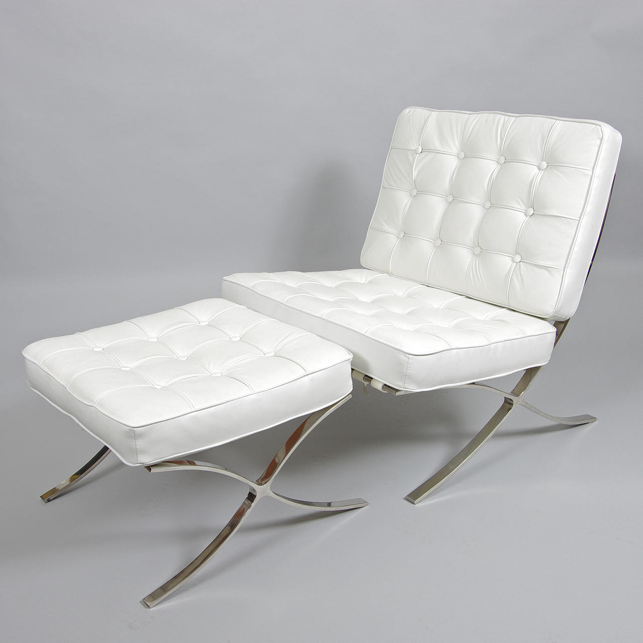 FÅTÖLJ MED FOTPALL, efter "Barcelona", Mies van der Rohe.