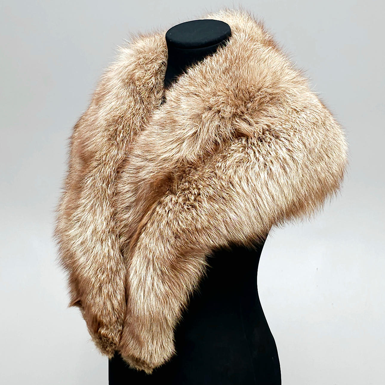 GROSSE FUCHSSTOLA IN BEIGE-WEISS.