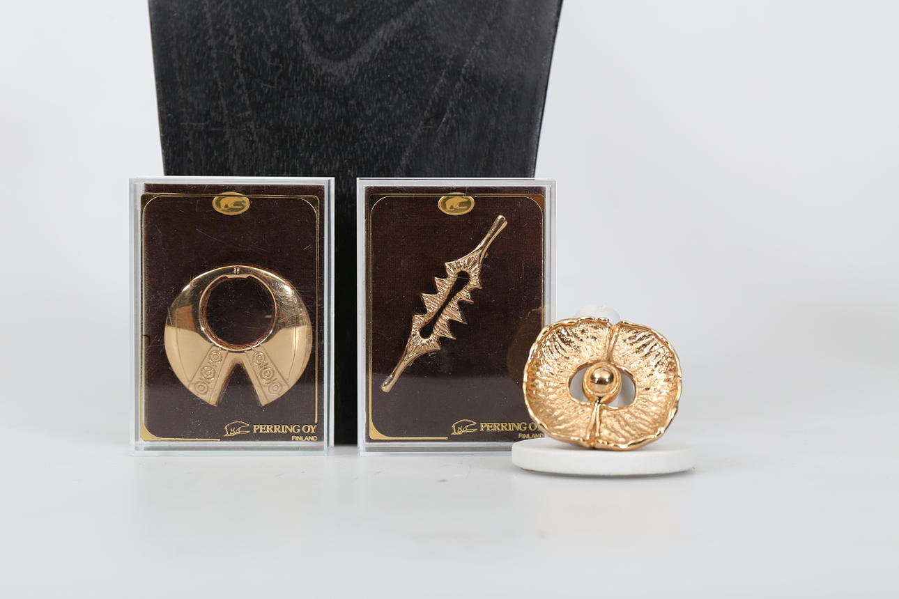 SMYCKEN, brons, förgyllda, 3 stycken, Perring Oy, Finland.
