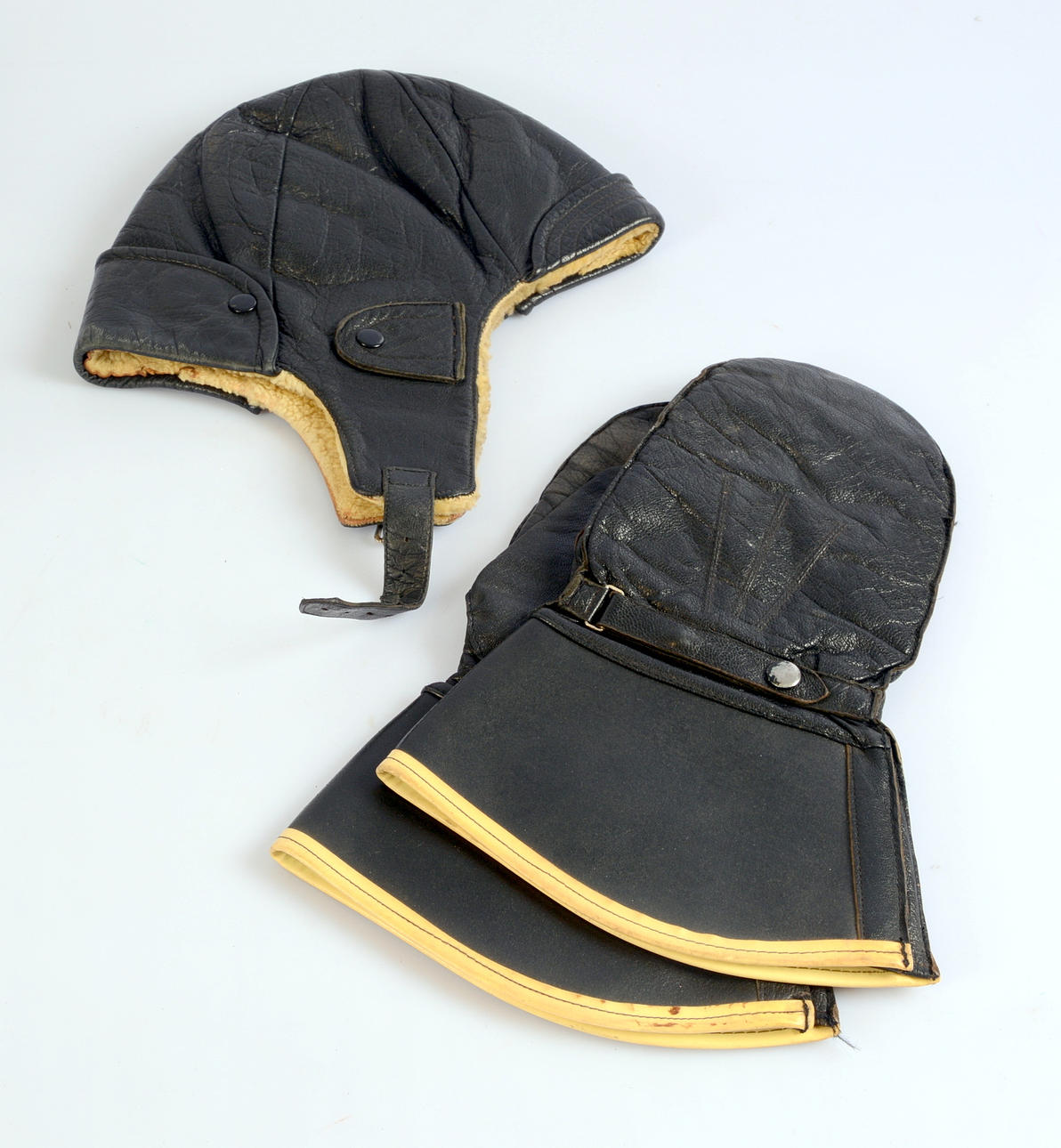 FLYGARMÖSSA SAMT HANDSKAR, 1950-tal.