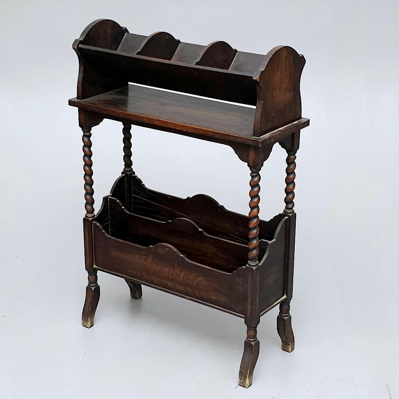 TIDNINGSSTÄLL I EBONISERAT TRÄ.