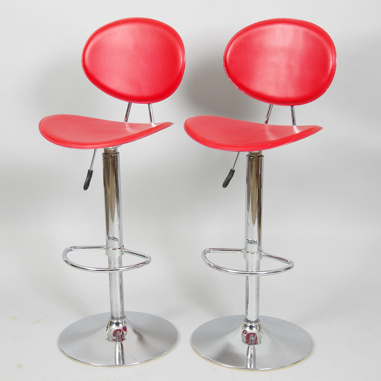 BARSTOLAR, 1 par, rött konstläder med krominderrede.