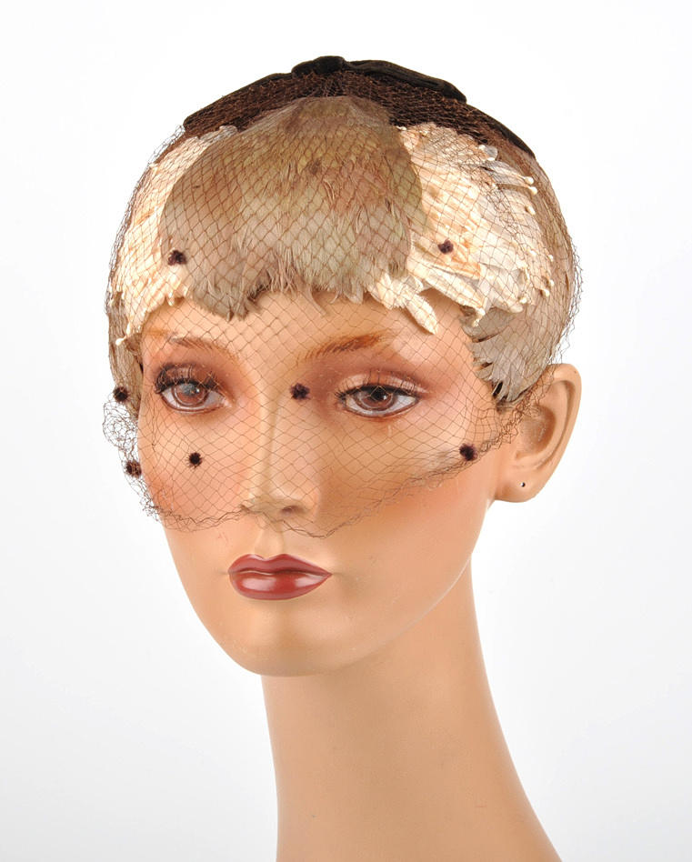 KOPFBEDECKUNG 49. Damhatt 3/4 mössa, fjäder motorhuv & textil trim.