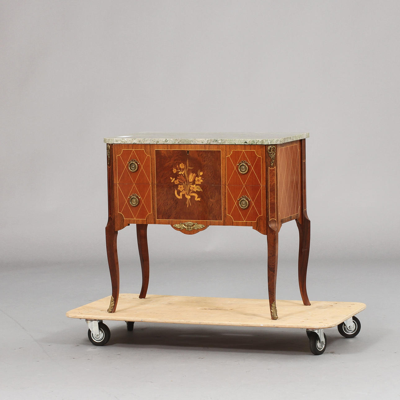 BYRÅ, gustaviansk stil, 1900-tal.