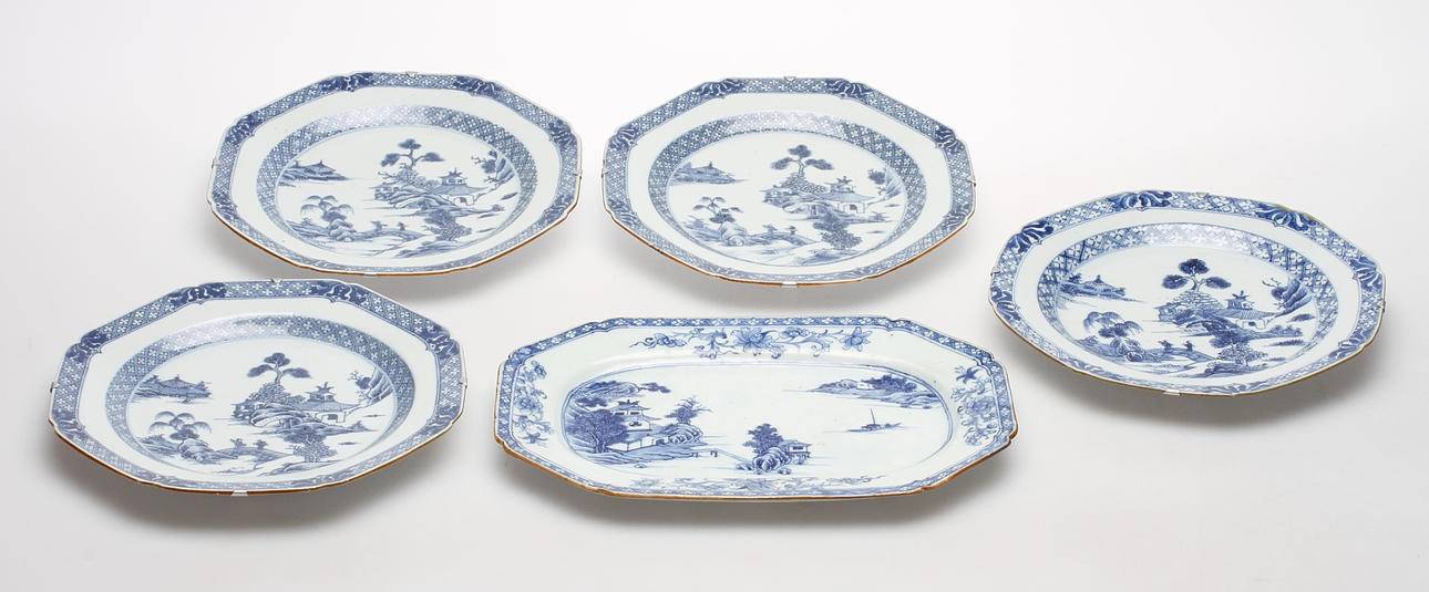 STEKFAT samt TALLRIKAR, 5 delar, porslin, KIna, 1700/1800-tal.