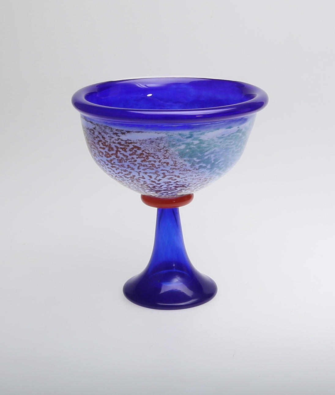 KONSTGLAS, skål på fot, möjligen Kjell Engman, Kosta.