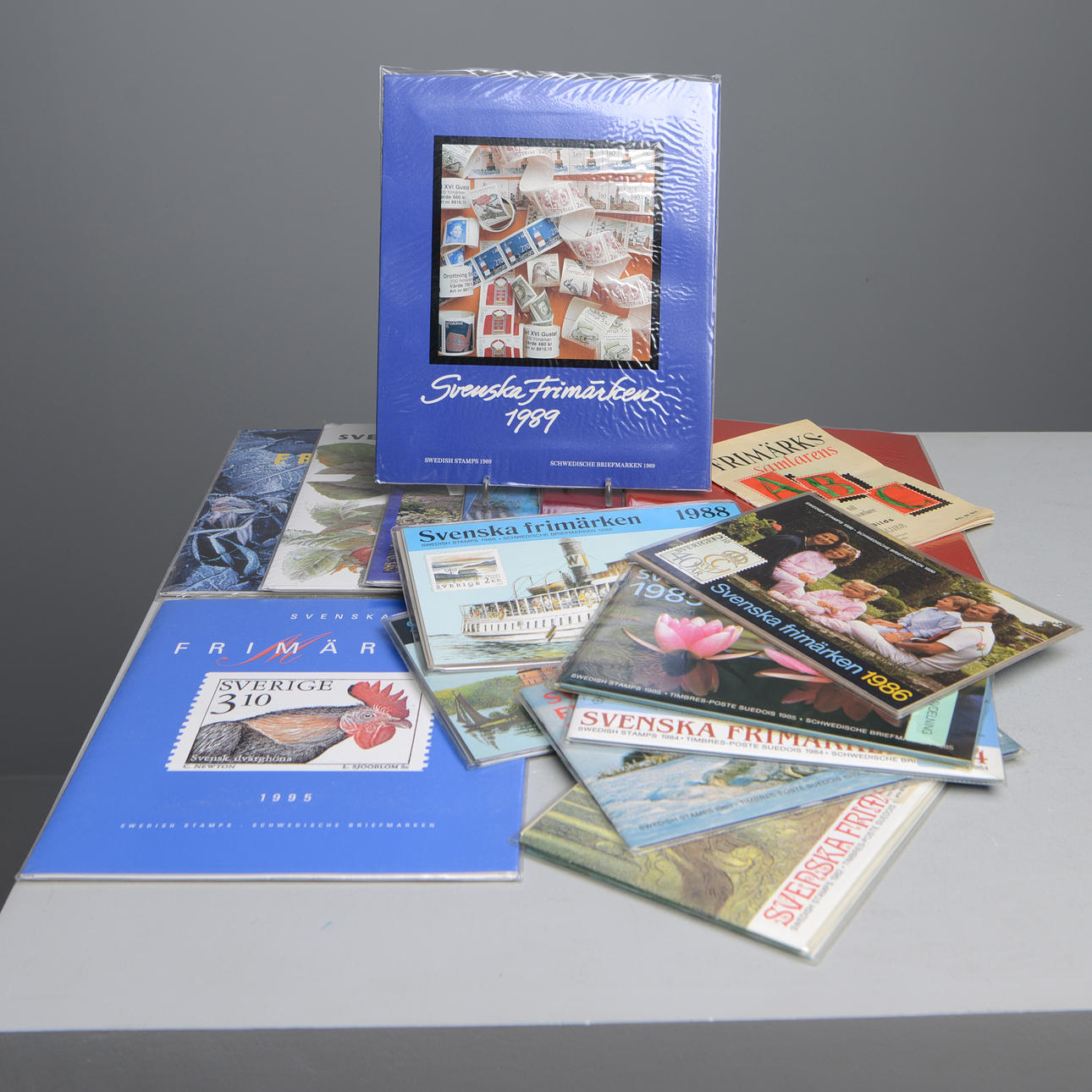 BRIEFMARKEN, Jahrbücher, 16 Stück, 1981-1996.