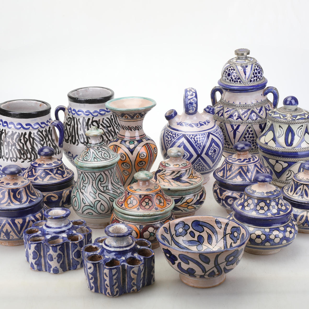 PARTI Marockanskt porslin, nutida. 16 delar.