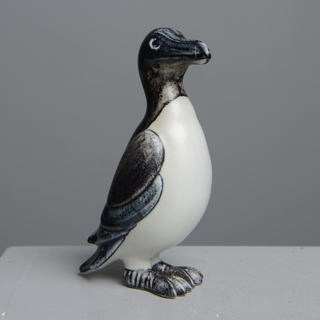 GUNNAR NYLUND. Figurin, alkfågel, Rörstrand, signerad.