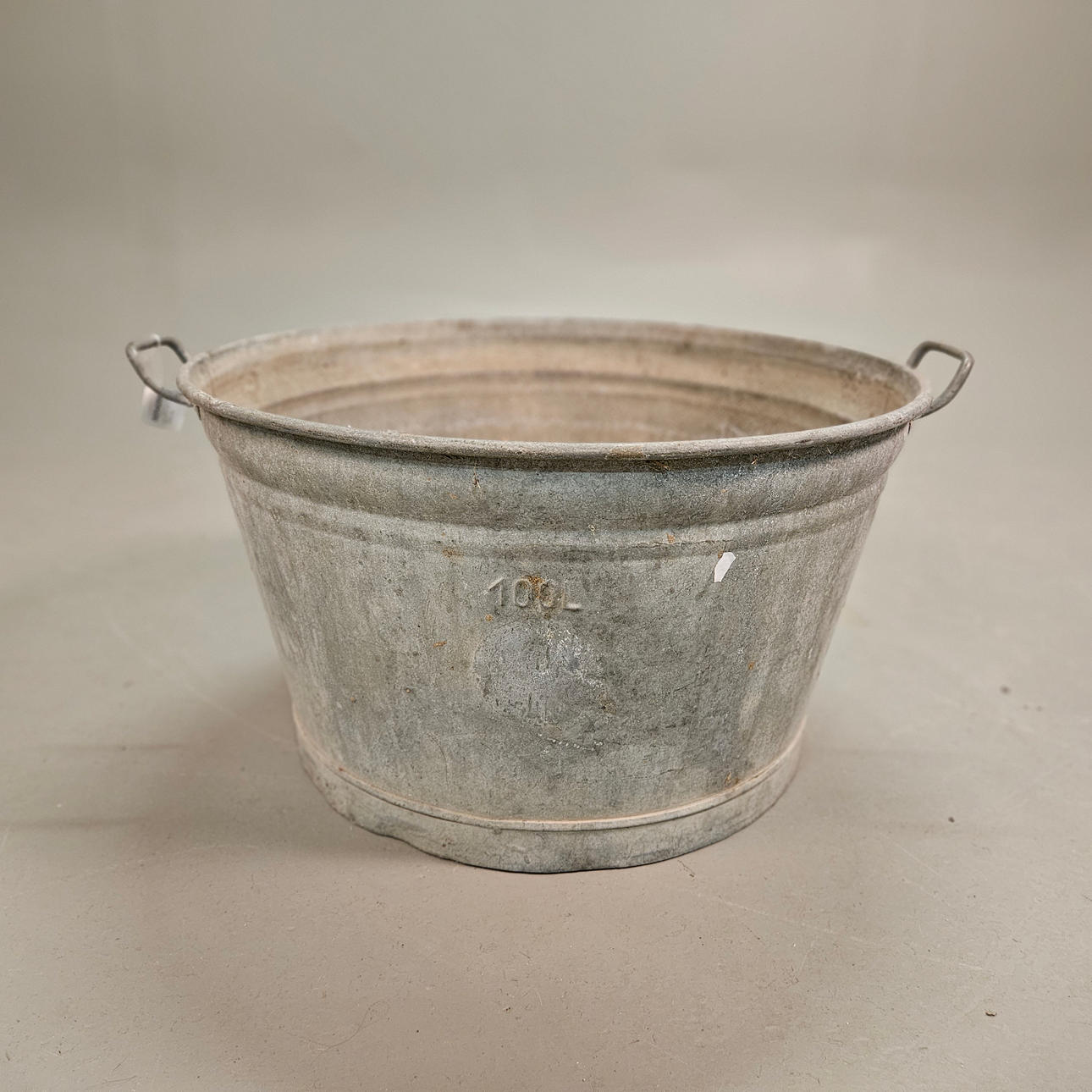 Et zinkbad, 20. århundrede.