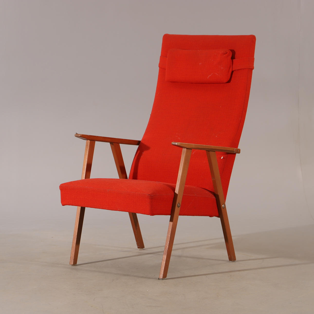 Büchersessel mit Textilpolsterung, Mitte des 20. Jahrhunderts.